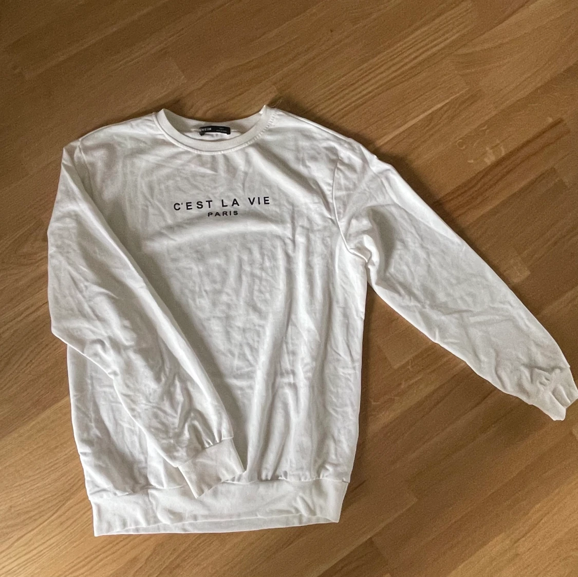 Vit sweatshirt med text