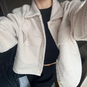 Teddyjacka - Säljer min fina krämfärgade teddyjacka från Hm! Perfekt höstjacka!