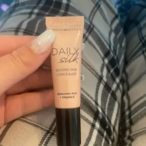 Säljer makeup Mekkas linen concealer!  Sjukt fint resultatet, haft innan men fick hem den färg denna gång tyvärr Nypris 99