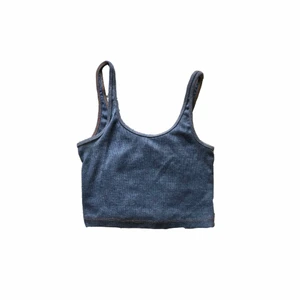 Blå tank top - Gullig tank top från stradivarius! Knappt använd och därav i mycket bra skick. Storlek M men sitter som en S.