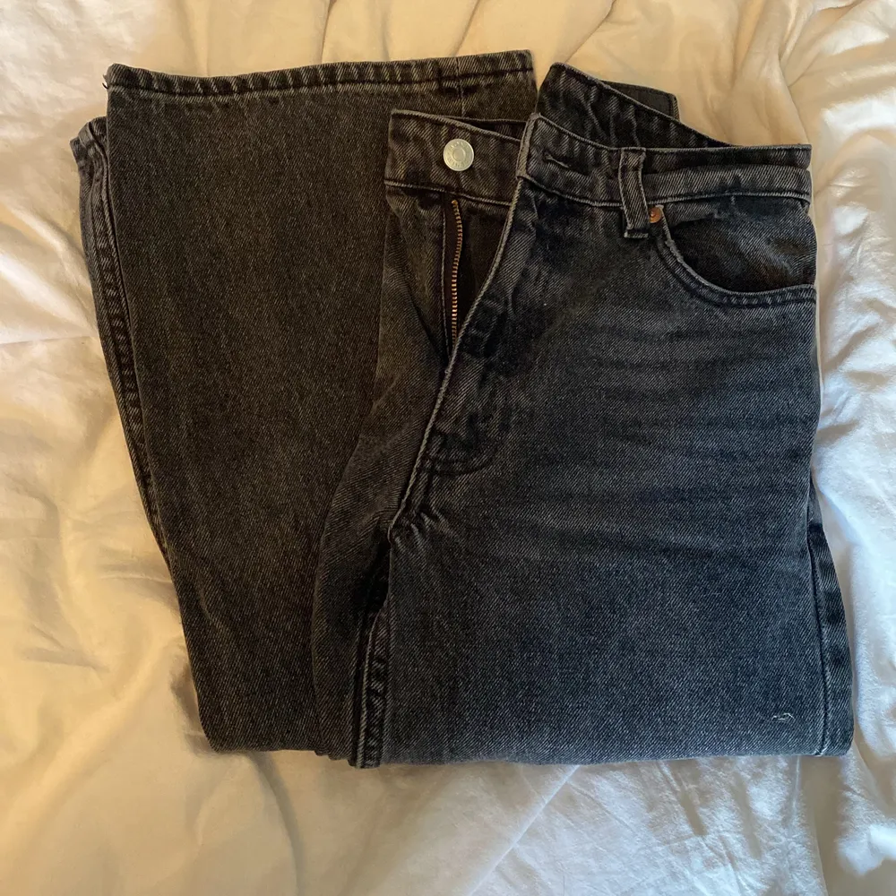 Wide leg Monki jeans i storlek 24. Välanvända men är fullt hela. Ordinarie pris 400kr men väljer att sälja för 200 plus frakt.. Jeans & Byxor.
