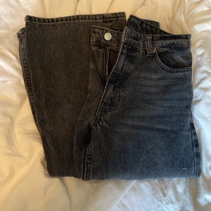 Wide leg Monki jeans  - Wide leg Monki jeans i storlek 24. Välanvända men är fullt hela. Ordinarie pris 400kr men väljer att sälja för 200 plus frakt.