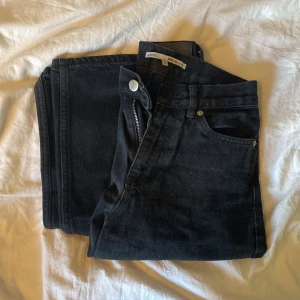 Junkyard jeans  - Wide leg junkyard jeans i storlek 24. Använda flertals gånger men är fullt hela. Väljer att sälja pågrund av att de inte passar mig längre. Ordinarie pris är 500 kr men väljer att sälja för 200 plus frakt. 