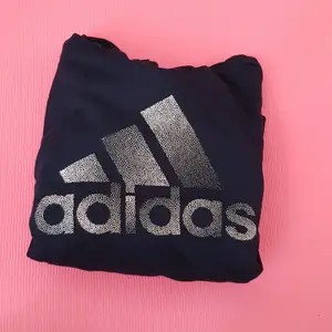 En ny hoodie feån adidas som aldrig är använd.💗