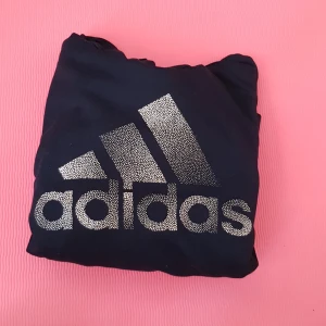 Adidas hoodie - En ny hoodie feån adidas som aldrig är använd.💗