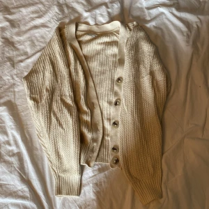 Kofta - En beach kofta från Cubus i storlek xs. Använd fåtals gånger och är fullt hel. Ordinarie pris 300kr men väljer att sälja för 100 plus frakt.