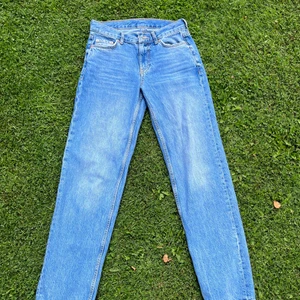 lågmidjade Jeans - Vet ej ifall jag vill sälja dessa, beror på hur mycket jag kan få för dom❤️‍🔥kontakta mig ifall ni är intresserade med pris så får det diskuteras❤️‍🔥lågmidjade från Gina, tror storlek 34/36❤️‍🔥Används ca 5 gånger❤️‍🔥 kan spännas i midjan som ni ser på bild 2