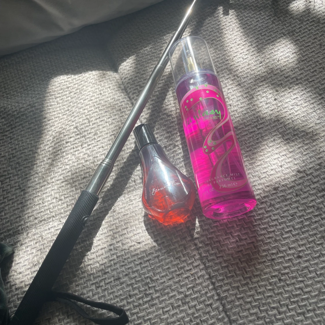 Selfiestick, parfym och body mist pack