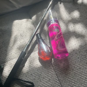 Selfiestick, parfym och body mist pack - Fick selfiepinnen för många år sen när det var inne men blev snabbt uttråkad av den, så inte använd så mycket. 1 st parfym, vid namn ”oriflame” och en body mist ”Britney spears Fantasy Fragrance mist”. Luktar gott båda två.