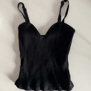 Zara linne - Säljer min topp från zara i storlek S, endast använd 2 gånger 📌 Tryck ej på köp nu📌