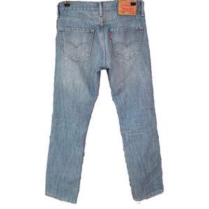 Fina ljus blåa Levis jeans köpta secondhand. Ser ut att vara i bra skick, inga hål osv. Kontakta för flera bilder.💕
