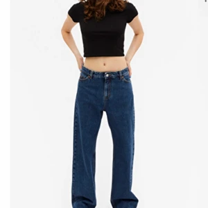 Monki jeans - Knappt använda jeans från monki. Sitter loose/Low waist. Nypris 500kr