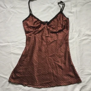 Linne - Söt linne, en axelband har gått av men det är något som man kan fixa lätt(se bild nr 2), passar till xs-m