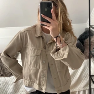 Beige jeans jacka  - Säljer denna jeans jackan från Gina. Använd men i bra sick. Inga söndrings märken eller lösa knappar. Skriv för intresse, frågor, bilder mm
