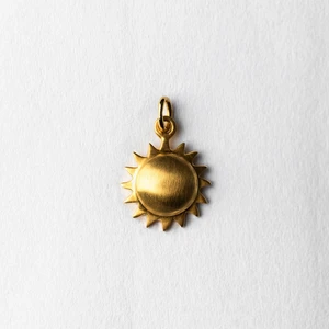 Blue Billie big sun gold - Blue Billie big sun gold -  Material: 14k goldplated sterling silver Mått: 2,5 x 2,5 cm. Nypris: 1600kr men då den har har tappat mycket av sin guldiga färg säljer jag billigt. Skickar med kedjan om så önskas. Skickar med portokod (ej spårbart) 13kr.