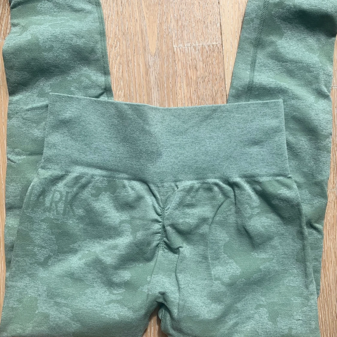 Gröna camo gymshark byxor  - 90