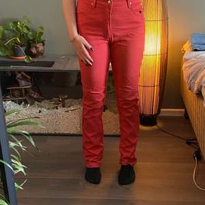 Ett par röda jeans från calamity jean’s bra skick och är köpta second hand från början. Stretchiga och formar sig efter kroppen. 
