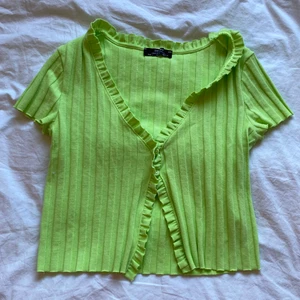 Bershka t-shirt - Lime grön T-shirt från bershka, endast använd en gång