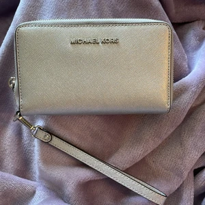 Michael kors plånbok - Äkta Michael kors plånbok. Aldrig använd❤️❤️ Köparen står för frakten<33