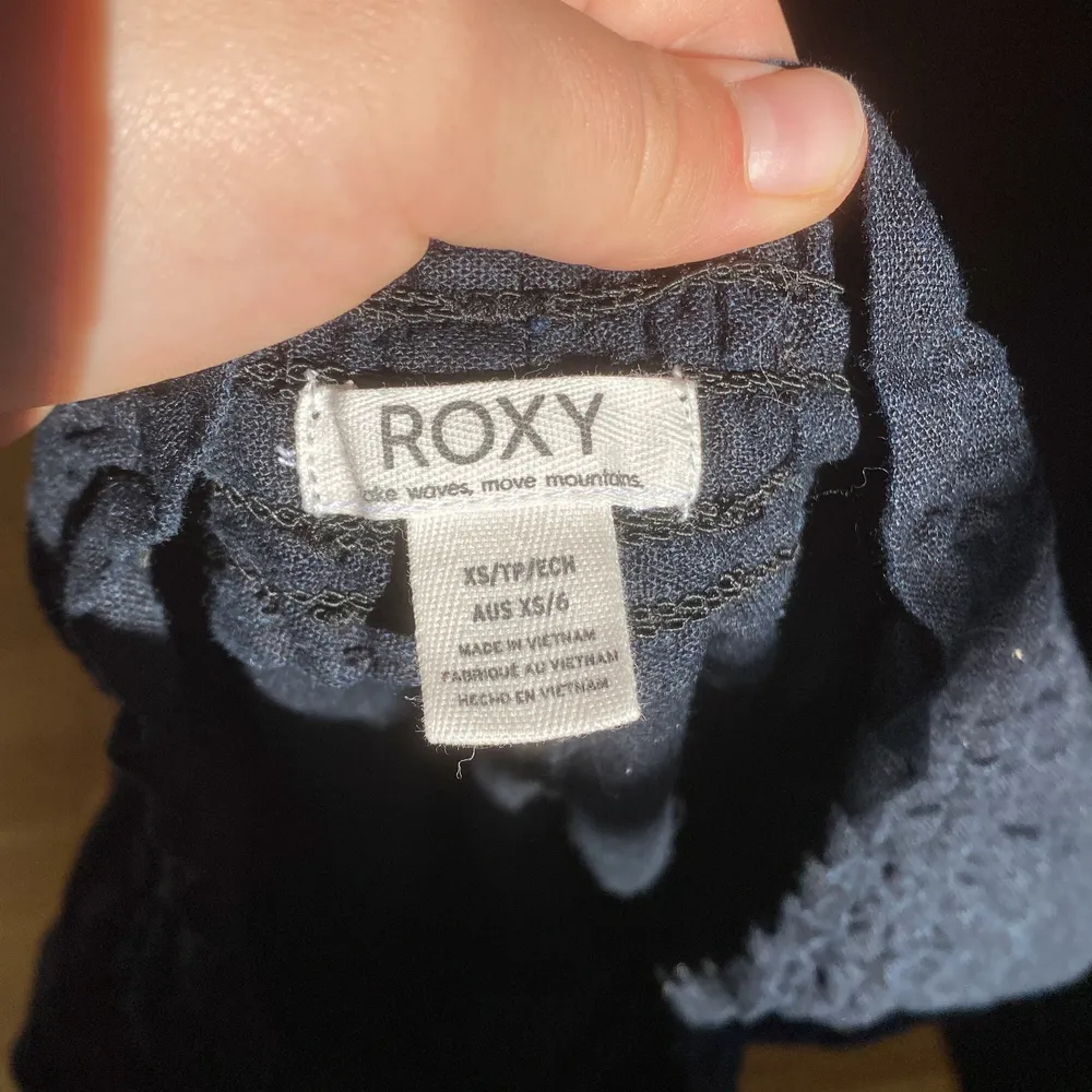 Blåa linne byxor från Roxy, köpta på Zalando nypris 599, inte använda men har lite lim på innersidan för att jag har kortat ner dem men det är inget som syns på utsidan. Egen frakt betalas. Jeans & Byxor.