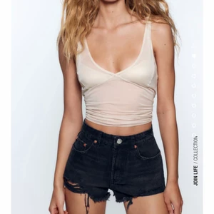 Svarat shorts - Säljer mina oanvända svarta shorts från zara. Har ej fått användning för dom och därför sitter lappen kvar. Köpta för 300kr säljer för 180kr