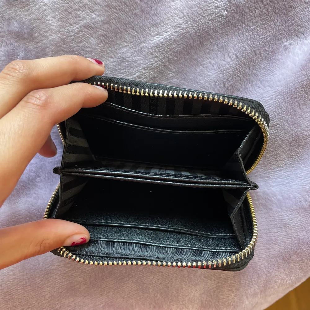 Väljer en fin Victoria’s secret plånbok då jag inte använder den💓 Köparen står för frakten!. Väskor.