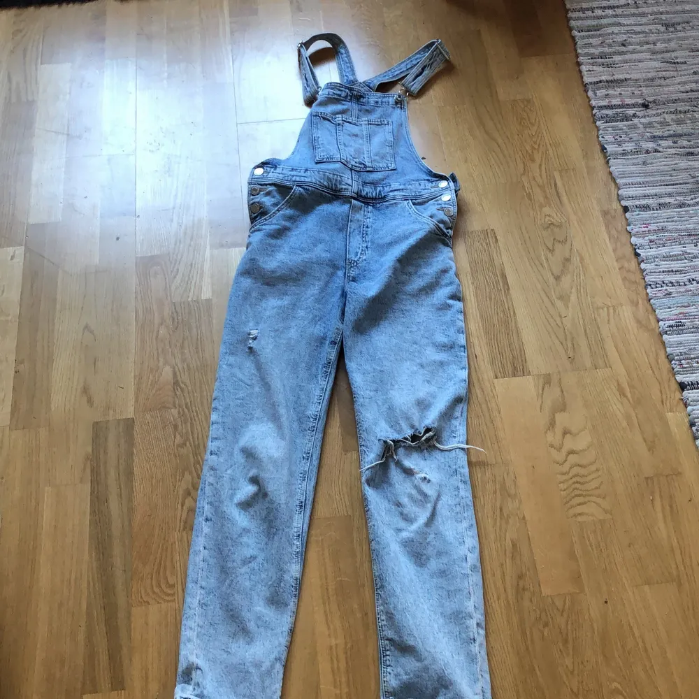 Snickarbyxor från H&M, använda litegrann. Smala i benen. Skickar endast Klicka inte på köp direkt!. Jeans & Byxor.