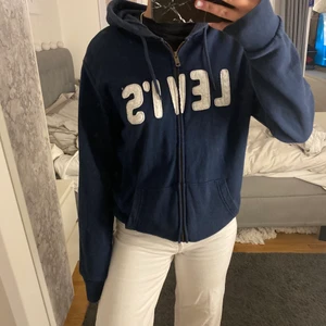 Levis zip up - En marinblå zip up ifrån Levis, strl M🤍