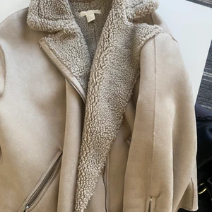 Teddy jacka  - Teddy jacka från HM, storlek 42, nått år gammal men ej använd mycket