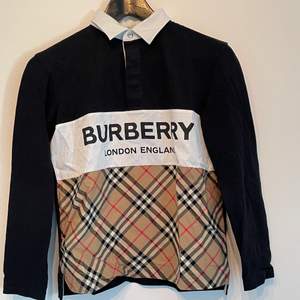 Säljer en burberry baseball tröja. Den är väldigt sparsamt använd. Använd ca 3 gånger, nypris 1200kr. Pris ee ej hugget i sten så de är bara att skriva om ni har några frågor eller liknande. 