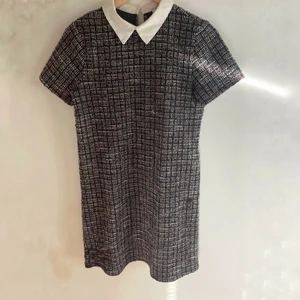 Zara klänning - Brun Zara klänning med tweed-liknande mönster i engelsk stil. Perfekt för hösten. Storlek S. Kan skicka mer bilder 