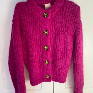 Stickad kofta HM - Superfin grovstickad kofta från HM. Storlek XS men väldigt stor i storleken, är själv annars M. Superfint skick, kanppt använd. Perfekta hösttröjan:)) 