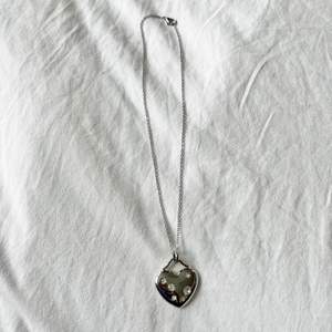 Silver färgat halsband med ett hjärta och rhinestones på. 50kr + frakt (13kr) 💓