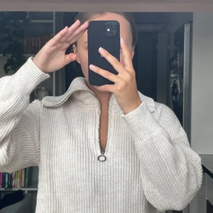 Stickad teöja - Som ny! Köpt från stockh LM studio. Hög krage. Creme/vit. :) 