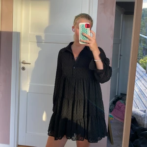 Klänning - Svart zara klänning i swiss dot med krage, jätte skön 