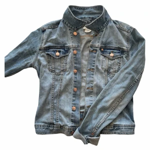 Denim jacka  - En Jättefrän denim jeansjacka! Används ej men är i bra skick! 
