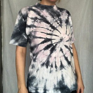 Tie dye t-shirt - Secondhand tröja med hemmagjord tie dye. Säljer för att den inte längre kommer till användning. Står storlek S men är stor så passar xs-xl beroende på passform. Den är i en grå, vit och ljusrosa färg.