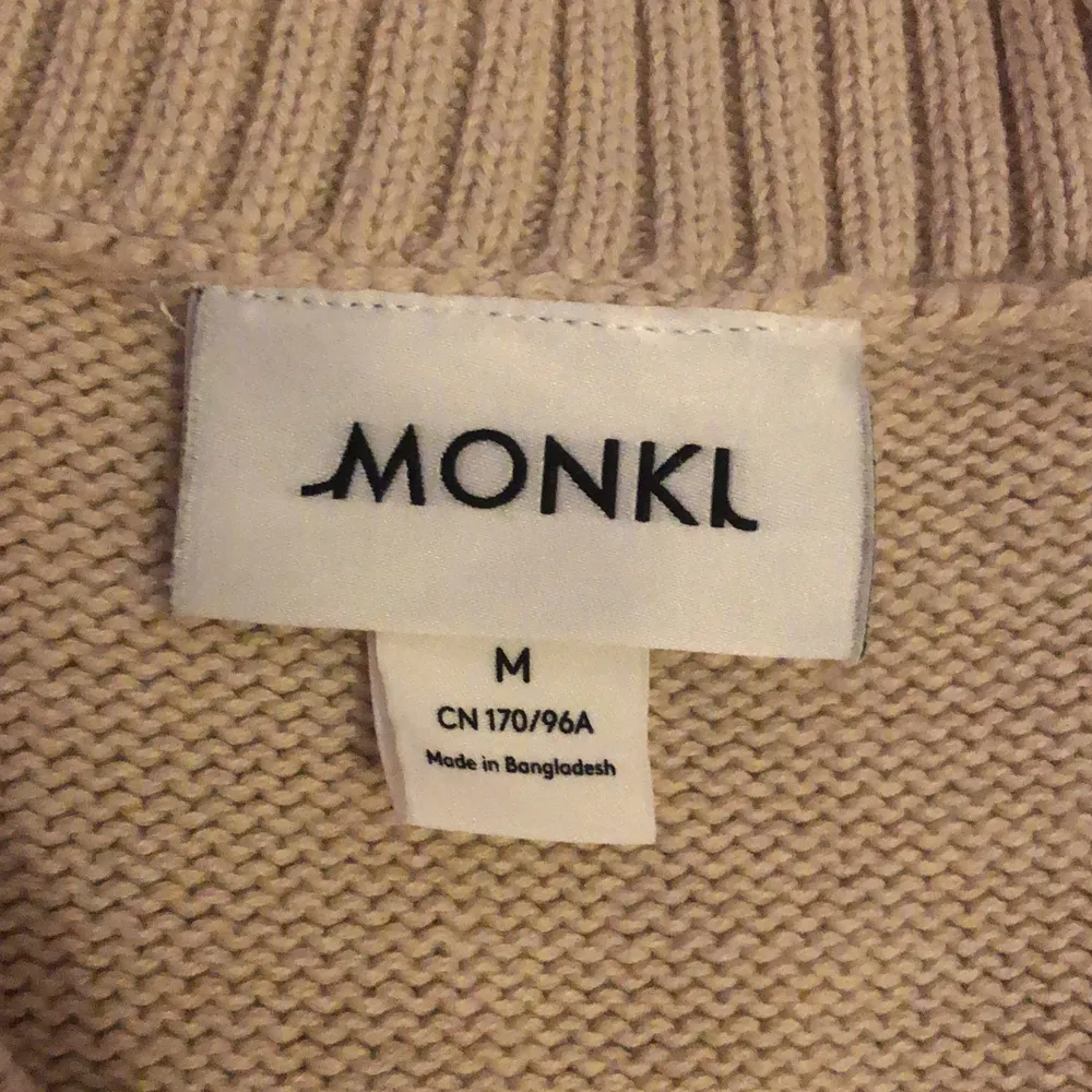 Beige sweater vest från monki. Knappt använd. Storlek M men sitter även snyggt på mig som är XS/S. 100% bommul. Kan mötas upp i Stockholm 🪷🧝🏻‍♀️🧚🏻🦎. Stickat.