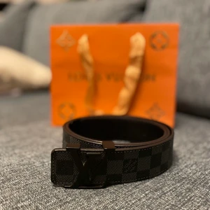 Louis vuitton damier belt - dom här bältena säljs för runt 6000 begagnade. gratis frakt och pris kan diskuteras!