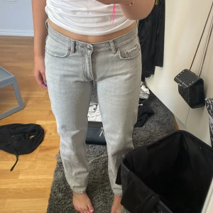 Gråa lågmidjade jeans  - Säljer mina gråa lågmidjade jeans ifrån ginatrico. Dem är i storlek 34. Säljer dem för 250kr nypris 400kr. Säljer pågrund av att de aldrig används.