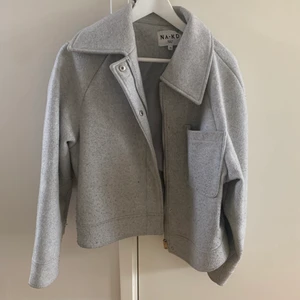 Nakd Jacka - Säljer nu min Nakd jacka då den inte kommer till användning längre! Jackan är lite nopprig men går enkelt bort med ögonbrynskniv/rakhyvel då jag själv börjat lite💞💞 Jackan är i storlek 34 men skulle passa någon med 36 🌸