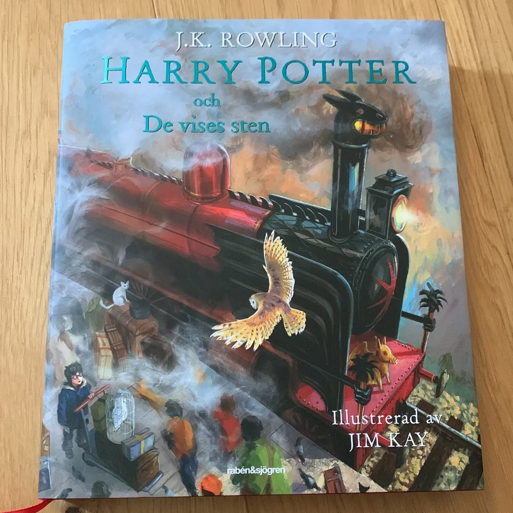 Harry Potter och de vises Sten bok, inbunden, med bilder på svenska. Nypris 300kr. . Övrigt.