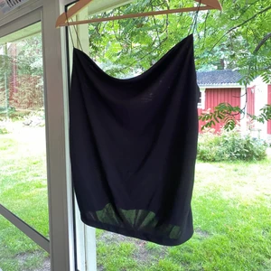 Finare Topp - Säljer denna topp som aldrig är använd pga banden är för långa på mig. (Som referens är jag 161) Den är i nyskick.