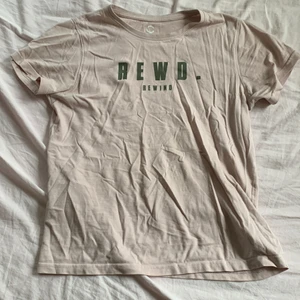 T-shirt säljes - Rosa t-shirt som är väldigt skön till salu