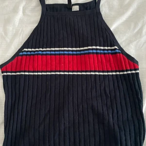 Topp från hm  - Gullig top från hm. Fick som present för nåt år sen. Använt fåtal gånger men säljer för att det inte är min stil. 💞