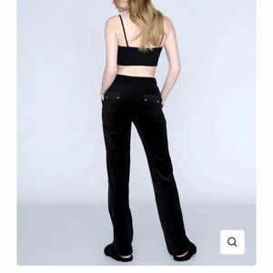 Juicy couture - TAR ENDAST EMOT BYTEN! Om det är någon som har ett par vita eller gråa juicy byxor i storlek xxs som skulle vilja byta mot ett par svara i xxs??? Kontakta mig priv!❤️❤️‍🔥❤️❤️‍🔥❤️