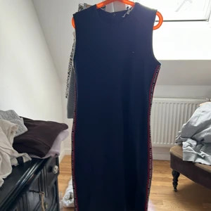 Blå lång klänning  - Jag fick detta plagg förra året och har aldrig använt de så jag säljer det. 