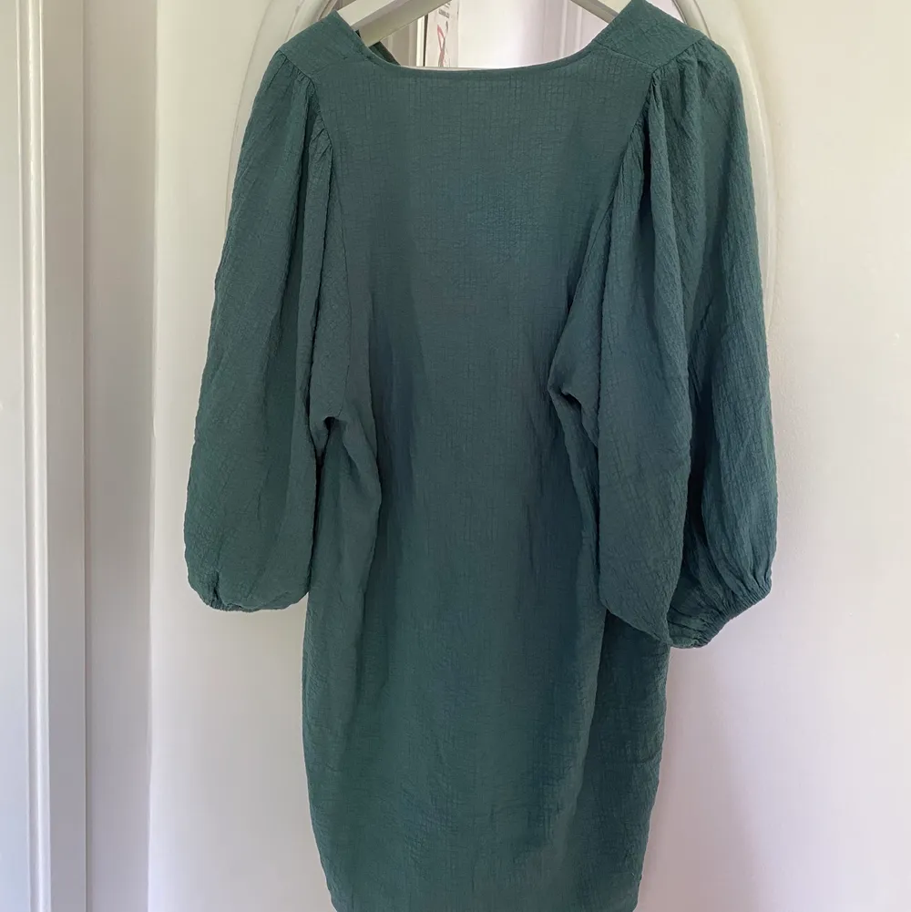 MörkGrön klänning med stora ärmar! Super luftig och skön! använd några fåtal gånger! Från Lindex i storlek L! . Klänningar.