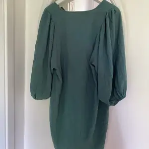 MörkGrön klänning med stora ärmar! Super luftig och skön! använd några fåtal gånger! Från Lindex i storlek L! 