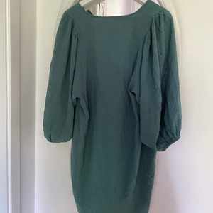 Grön klänning  - MörkGrön klänning med stora ärmar! Super luftig och skön! använd några fåtal gånger! Från Lindex i storlek L! 